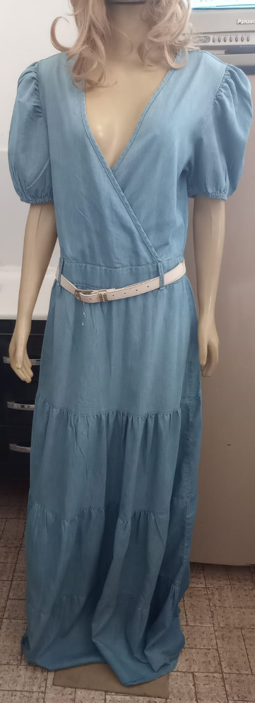 Vestido longo jeans com decote em V com cinto branco