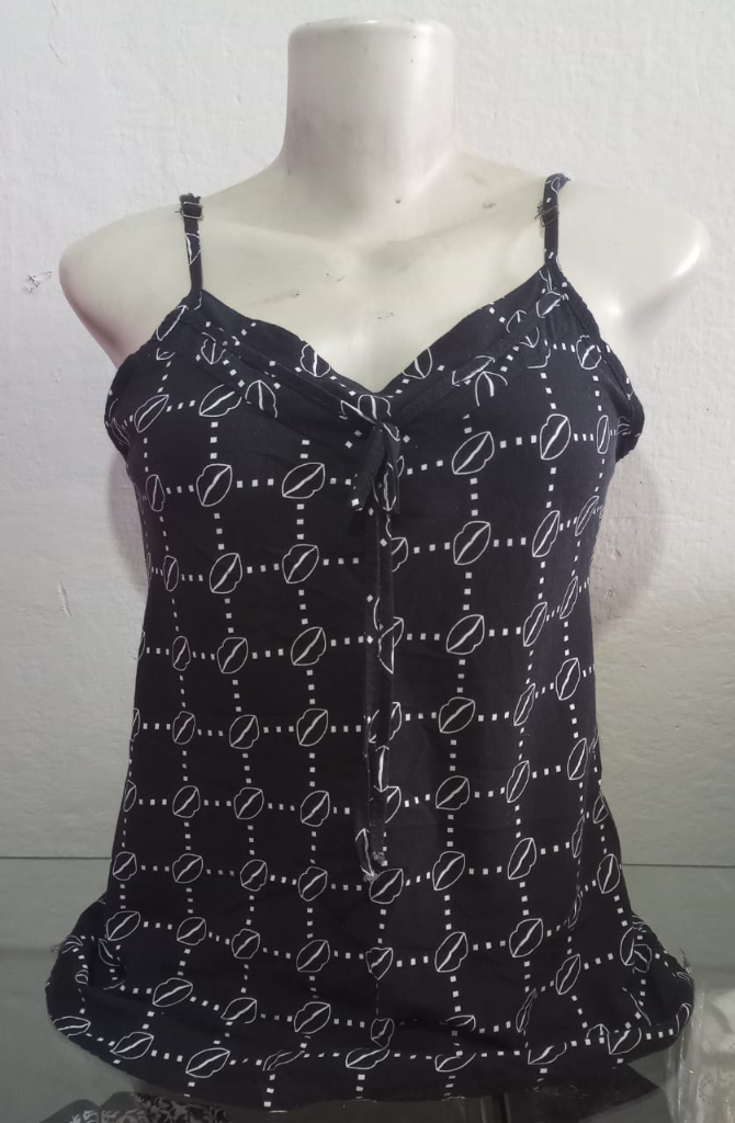 Blusa preta de alça com ajuste - estampa de beijo