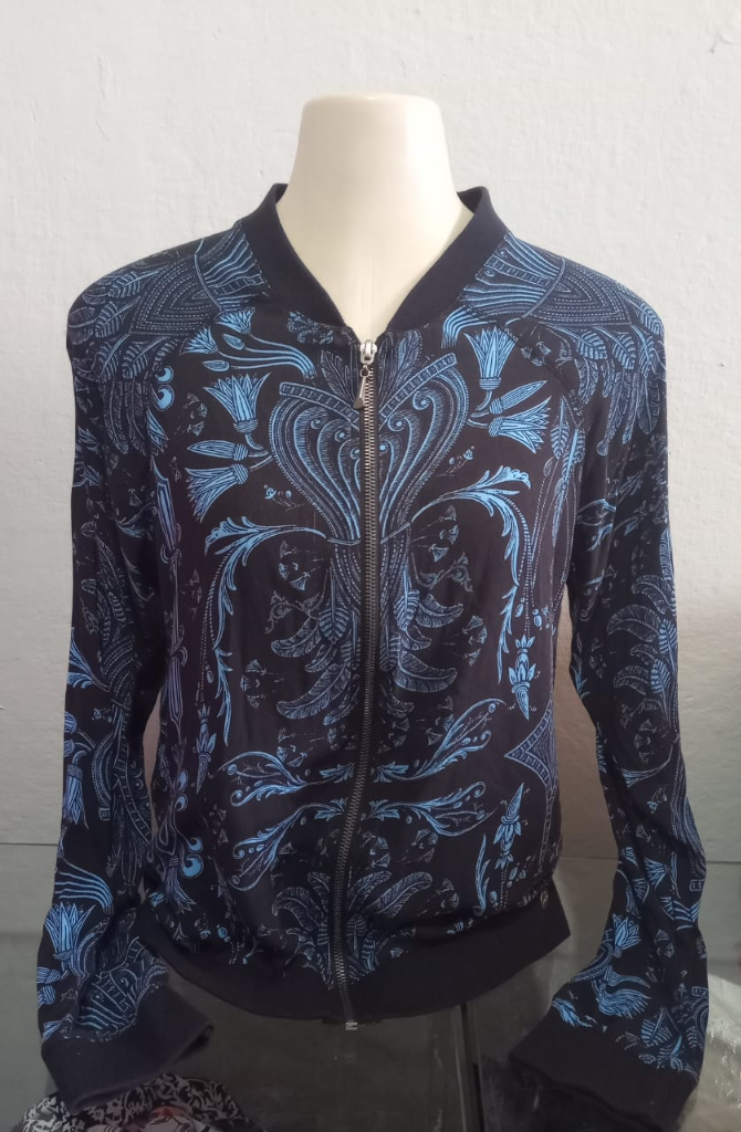Blusa manga longa Preta de zíper estampada em Azul