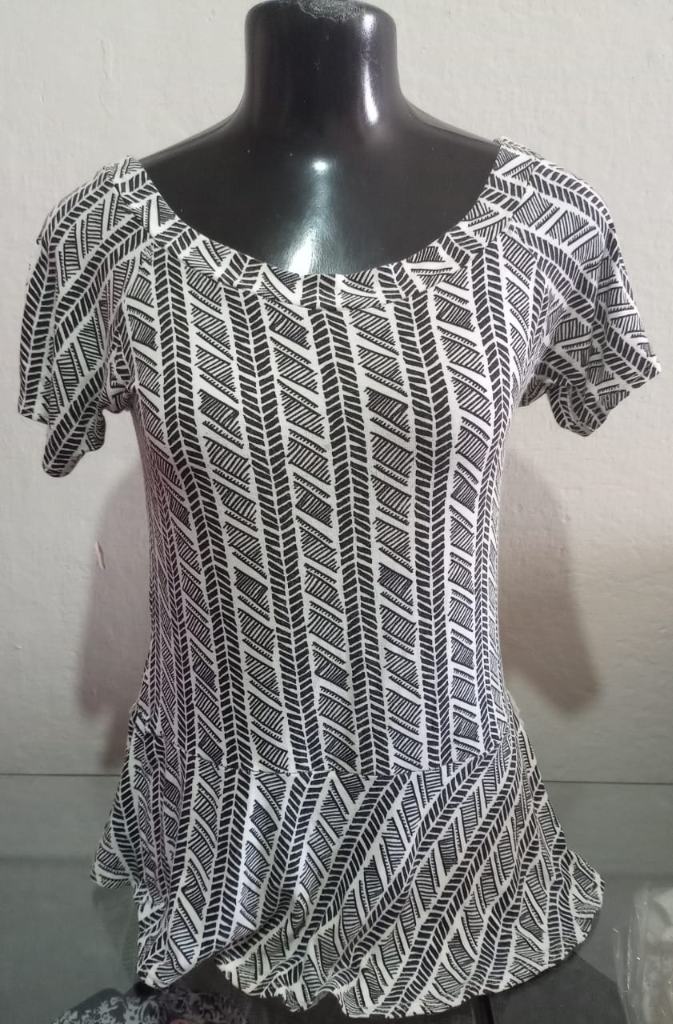Blusa  estampada manga curta com babado na cintura.