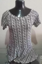 Blusa  estampada manga curta com babado na cintura.