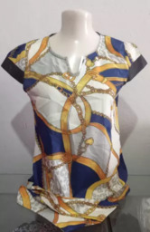 Blusa decote em V - manga curta Estampada