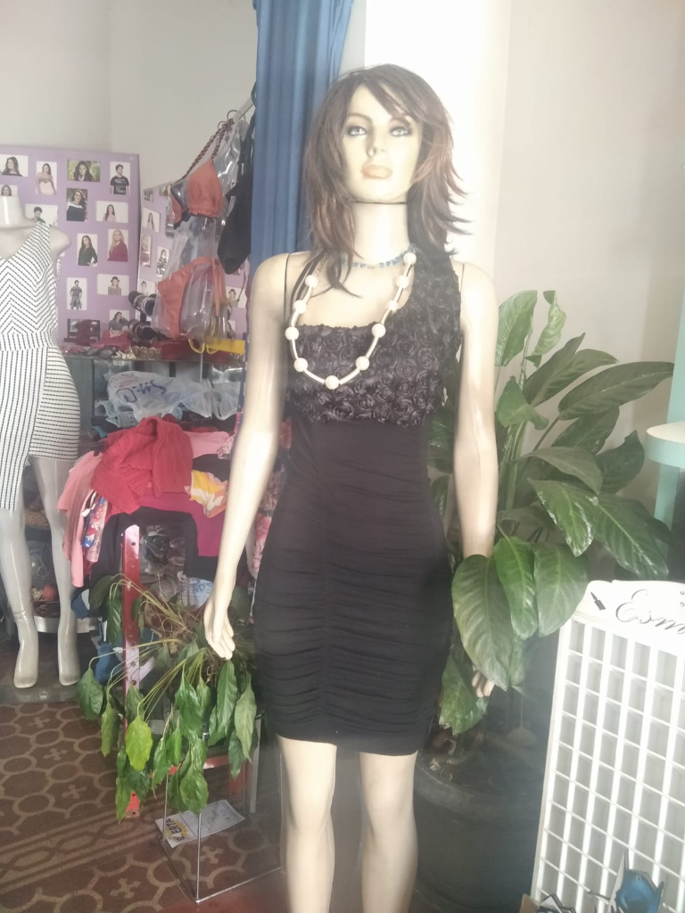 Vestido Preto com Detalhe no Busto