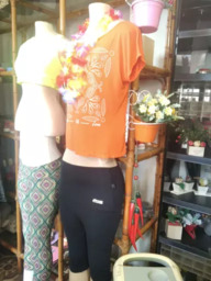Camiseta Laranja e Bermuda Preta