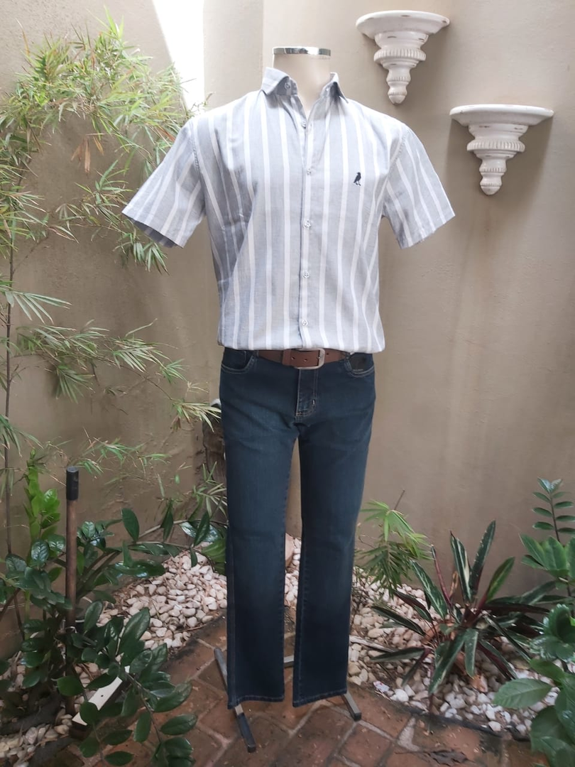 Calças e Camisas. Todos os Tamanhos Incluindo os Tamanhos Especiais.