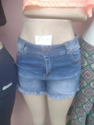 Bermuda Jeans com detalhe Desfiado