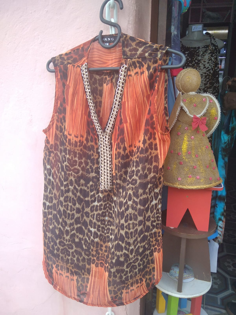 Blusa estampada com detalhe no Decote
