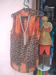 Blusa estampada com detalhe no Decote