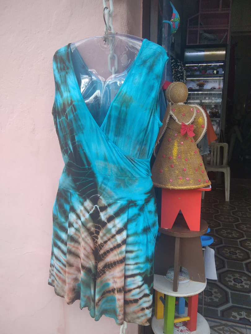 Vestido com Decote Azul Estampado