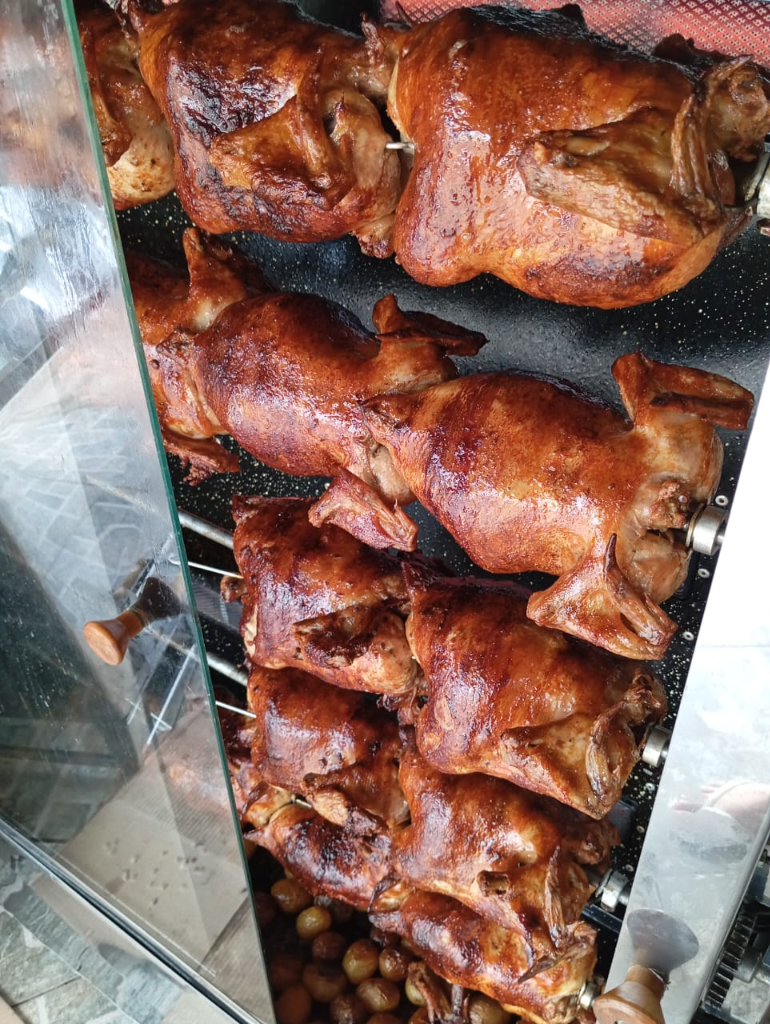 Frango Assado acomp. Maionese Farofa e Batatas Gratinadas