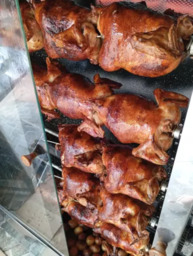 Frango Assado acomp. Maionese Farofa e Batatas Gratinadas