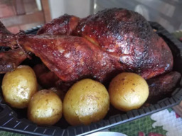 Frango Assado acomp. Maionese Farofa e Batatas Gratinadas