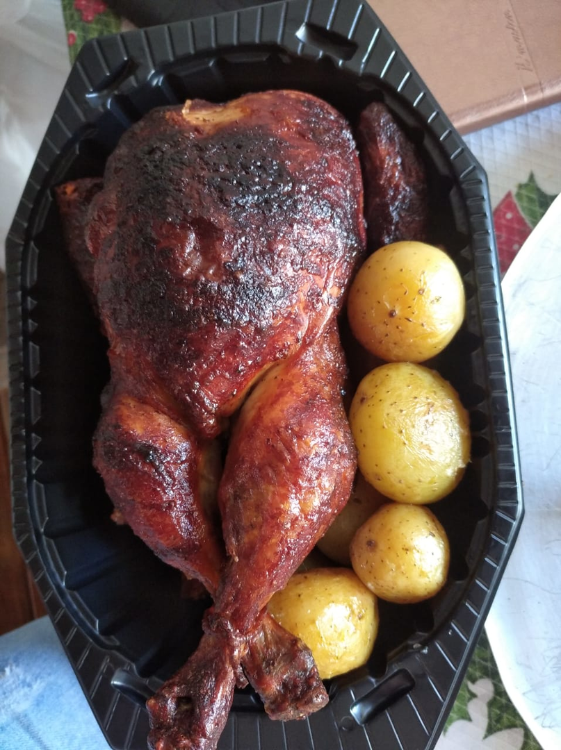 Frango Assado acomp. Maionese Farofa e Batatas Gratinadas