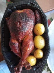 Frango Assado acomp. Maionese Farofa e Batatas Gratinadas