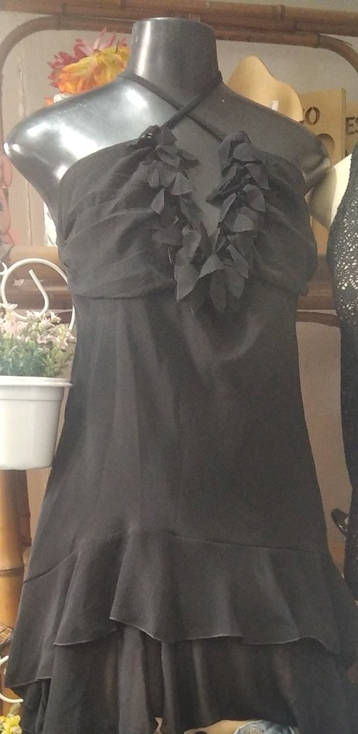 Vestido Preto com Detalhes