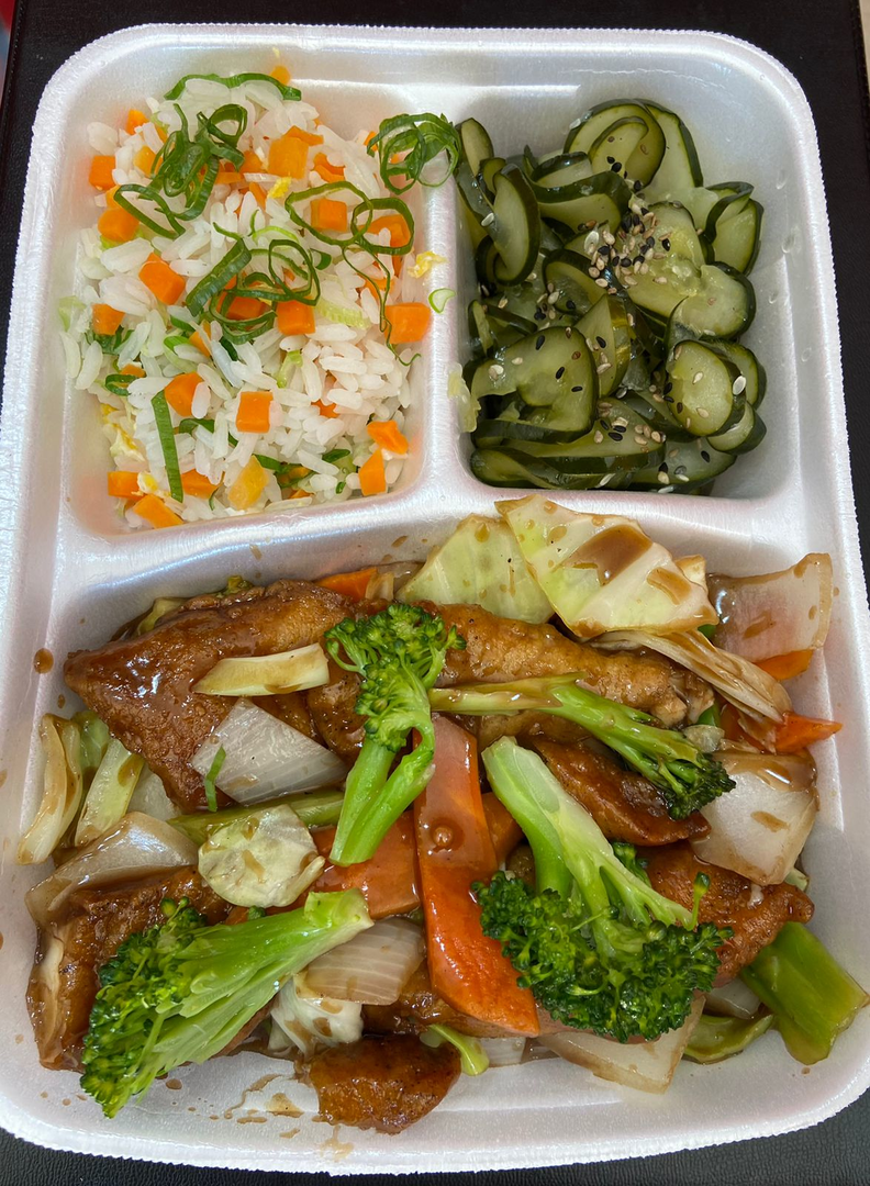 Peixe com Legume e Salada de Pepino