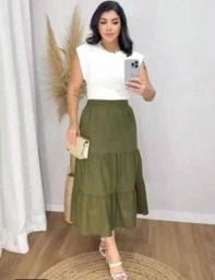 Blusa Branca - Saia Verde