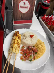 Espetinho de Queijo Coalho e Jantinha (Arroz Farofa e Vinagrete)