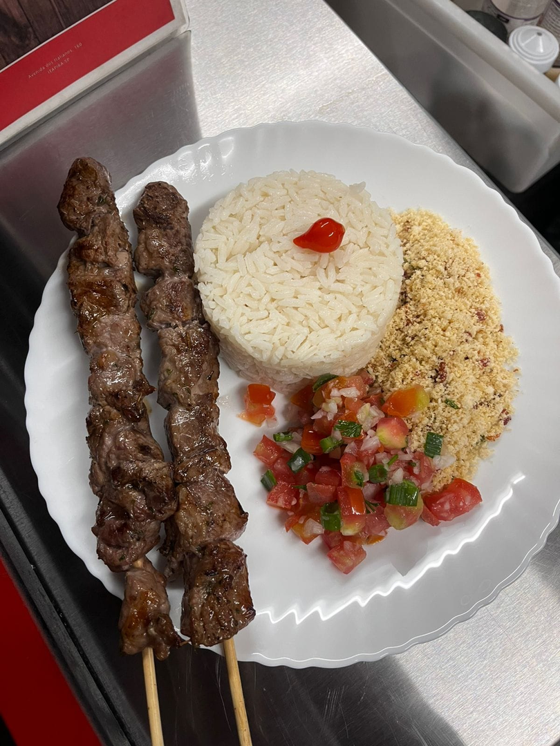 Espetinho e Jantinha (Arroz Farofa e Vinagrete)