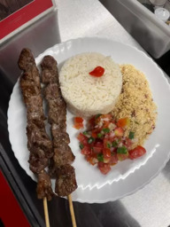 Espetinho e Jantinha (Arroz Farofa e Vinagrete)
