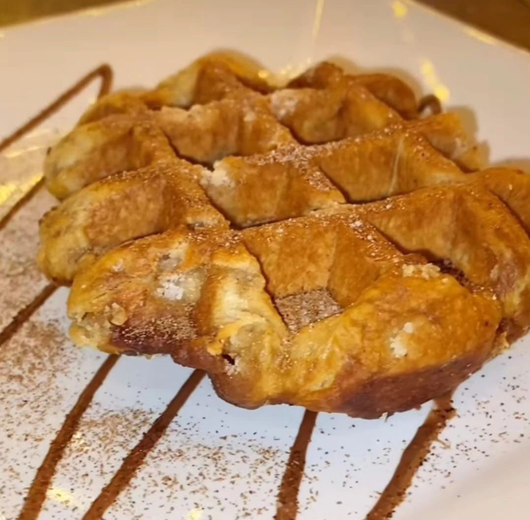 Pausa para o cafezinho da tarde acompanhado de Waffle