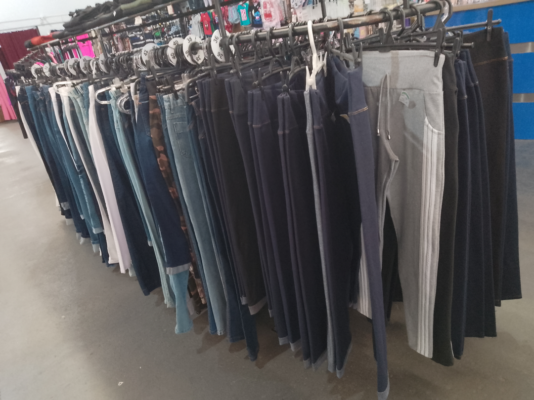 Diversas opções de calças jeans