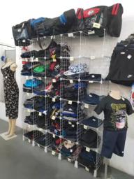 Variedade em Roupas e Acessórias!