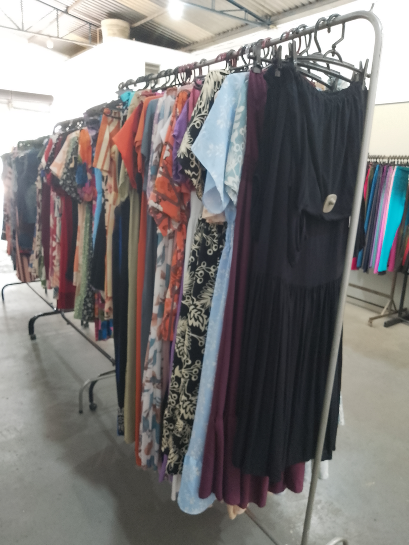 Variedade de Vestidos e Blusas Femininas