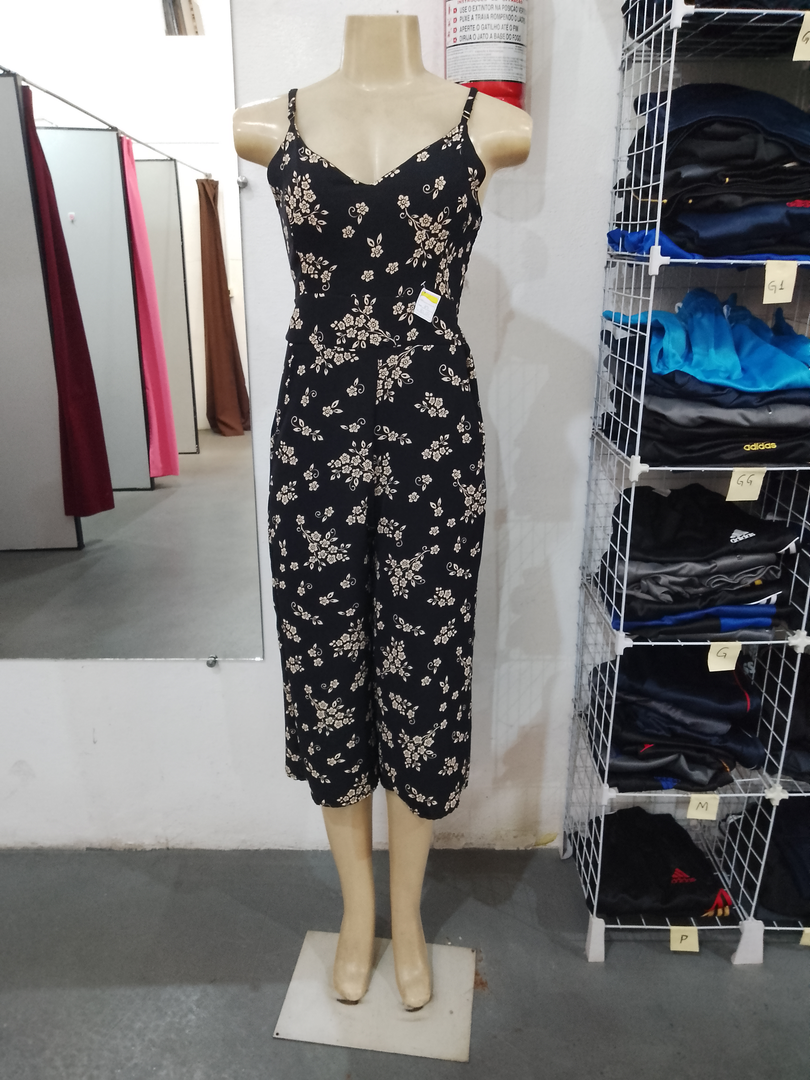 VESTIDO PRETO COM ESTAMPA FLORAL E FENDA