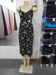 VESTIDO PRETO COM ESTAMPA FLORAL E FENDA