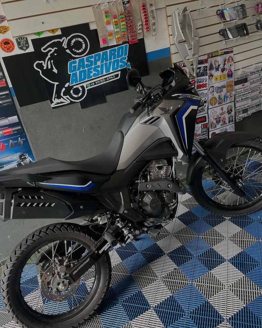 Sahara 300 no Padrão com Adesivos em Azul Royal