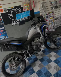 Sahara 300 no Padrão com Adesivos em Azul Royal