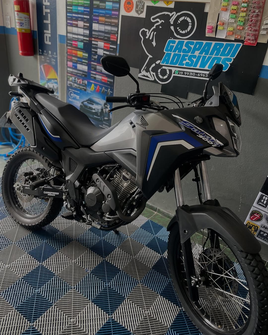 Sahara 300 no Padrão com Adesivos em Azul Royal