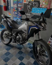 Sahara 300 no padrão com adesivos em azul royal