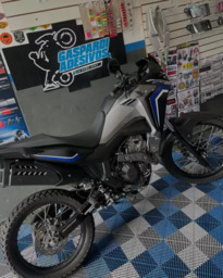 Sahara 300 no padrão com adesivos em azul royal