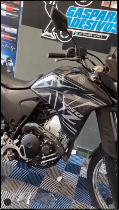 Lander 250 com Kit de Faixas Personalizadas