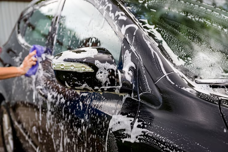 Carro sendo lavado com espuma