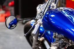 Moto brilhando após polimento automotivo