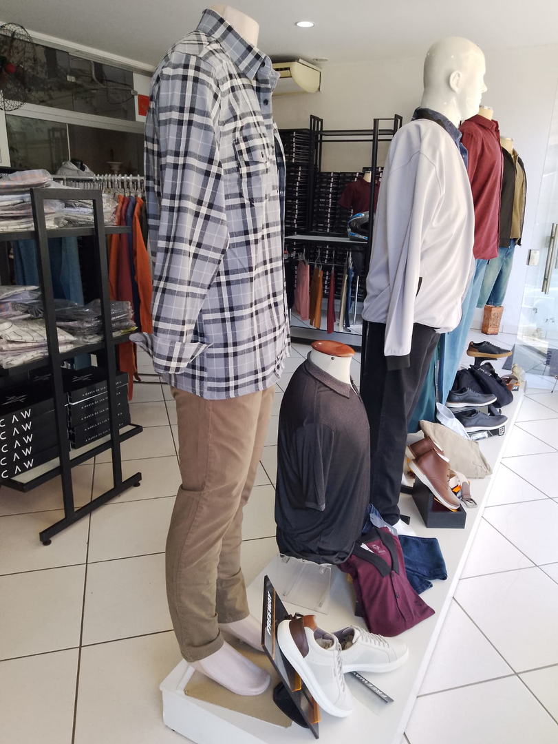 Camisas Estampadas e Calças Masculinas