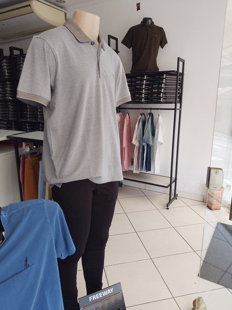 Camisas Polo e Calças Jeans