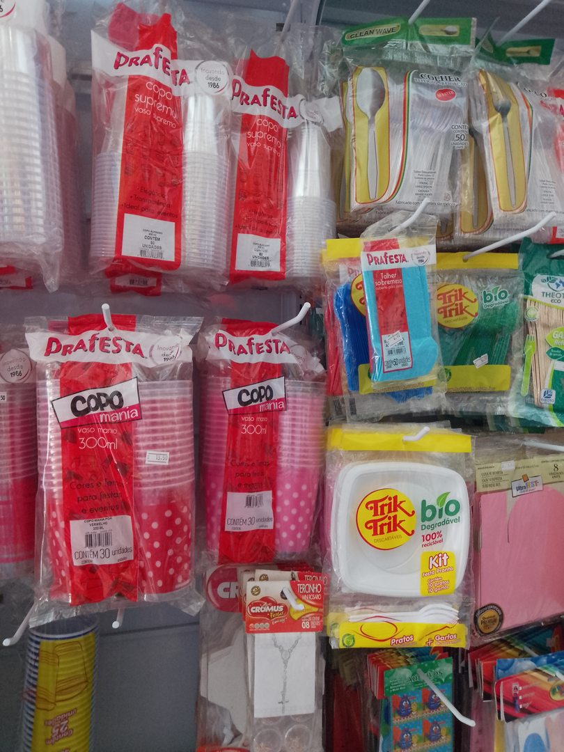 Copos e Talheres Descartáveis de Festa