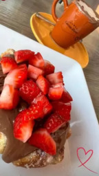 Waffle Coberto com Creme de Avelã e Morangos Frescos Picados