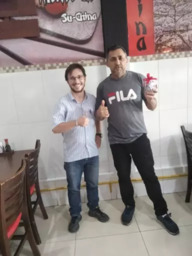 Entrega do brinde para Damião, proprietário do Su-China