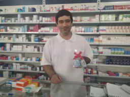 Entrega do brinde para o Fernando da Farmácia São José!