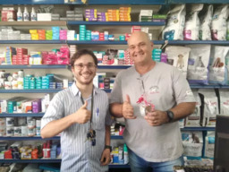 Entrega do brinde para Guilherme, proprietário da Loja Agro Motta