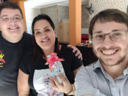 Entrega do brinde para Karen e Tiago da Karen Hamburgueria