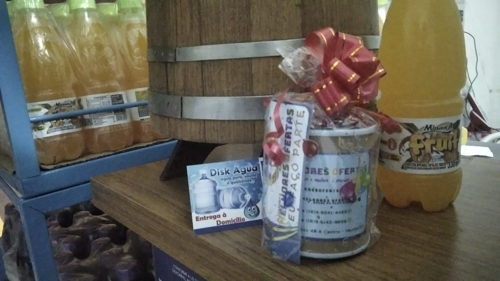 Entrega do brinde para Rosa da Loja Disk Água RM