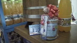 Entrega do brinde para Rosa da Loja Disk Água RM