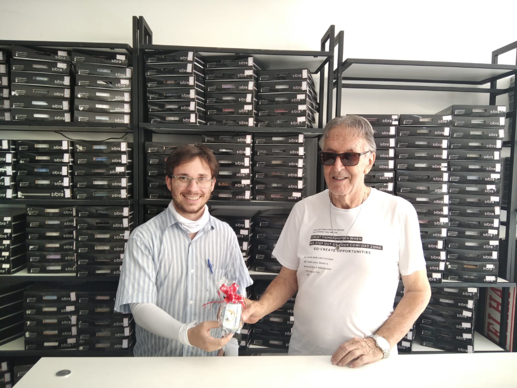 Entrega do brinde para José Luís, proprietário da Loja Casa Vermelha