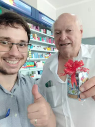 Entrega do brinde para Osvaldo, representante da Farmácia Santa Cruz